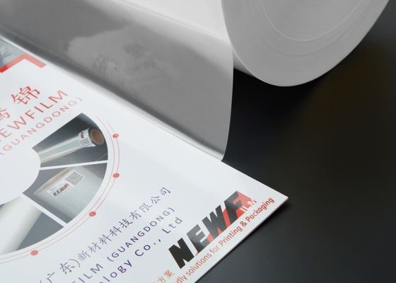 Un buon prezzo. Pellicola di laminazione termica in PET stampabile per scatole Ampiezza dell'imballaggio esterno Strato di colla EVA personalizzato in linea