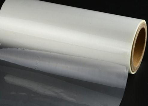 Un buon prezzo. Film laminante BOPP resistente alla temperatura, lucido, sigillante termicamente, spessore di rotoli 18-27 micron con colla EVA in linea