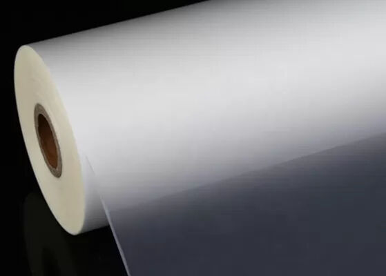 Un buon prezzo. Resistenza alle temperature da -40°C a 120°C Rulli di film di laminazione con core di carta da 3 pollici e opzioni di adesivo UV con acqua solvente in linea